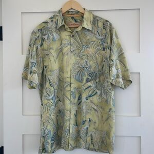 Tommy Bahama men’s yellow Floral tropical Hawaiian shirt.